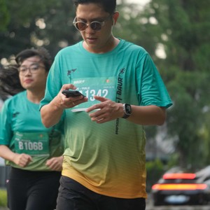 Race photo from BAUR RUN 2025