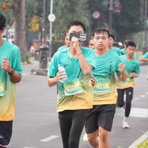 Race photo from BAUR RUN 2025