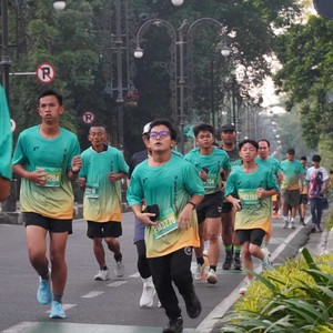 Race photo from BAUR RUN 2025