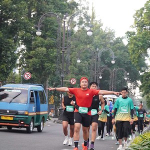 Race photo from BAUR RUN 2025