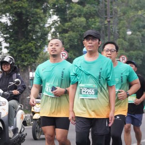 Race photo from BAUR RUN 2025
