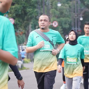Race photo from BAUR RUN 2025