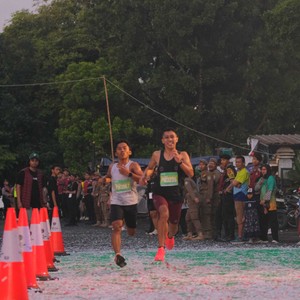 Race photo from BAUR RUN 2025