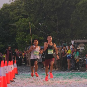 Race photo from BAUR RUN 2025