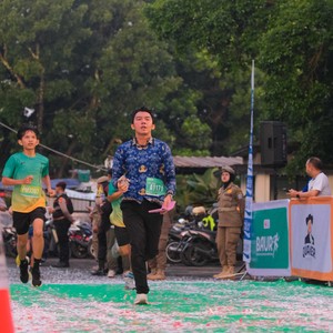 Race photo from BAUR RUN 2025
