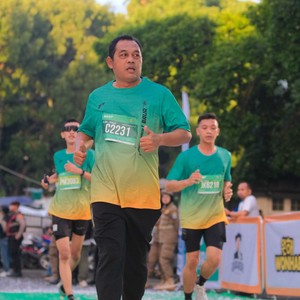 Race photo from BAUR RUN 2025