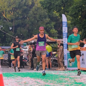 Race photo from BAUR RUN 2025