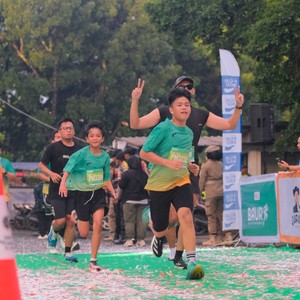 Race photo from BAUR RUN 2025