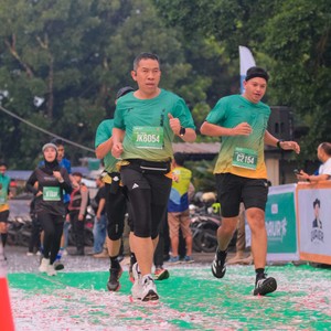 Race photo from BAUR RUN 2025