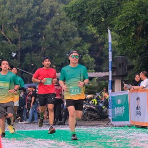 Race photo from BAUR RUN 2025