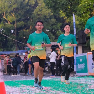 Race photo from BAUR RUN 2025