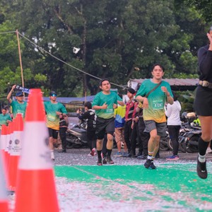 Race photo from BAUR RUN 2025