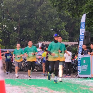 Race photo from BAUR RUN 2025
