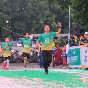 Race photo from BAUR RUN 2025