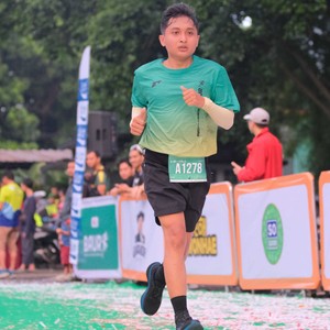 Race photo from BAUR RUN 2025