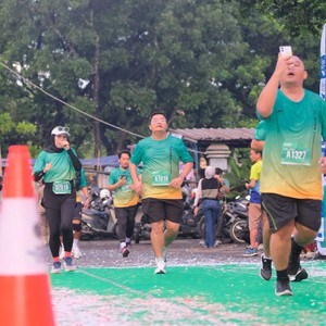 Race photo from BAUR RUN 2025