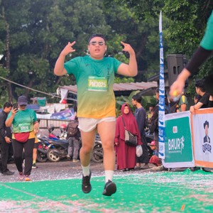 Race photo from BAUR RUN 2025
