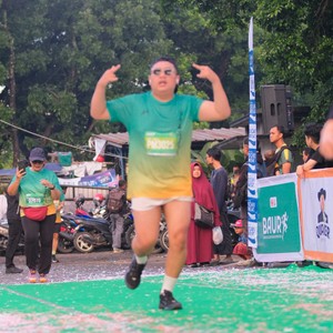 Race photo from BAUR RUN 2025