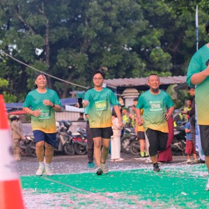 Race photo from BAUR RUN 2025