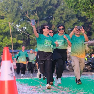 Race photo from BAUR RUN 2025