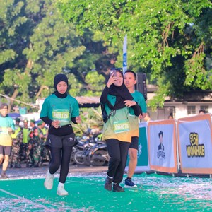 Race photo from BAUR RUN 2025