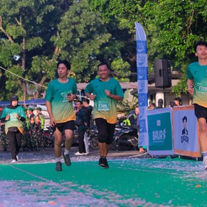 Race photo from BAUR RUN 2025