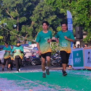 Race photo from BAUR RUN 2025