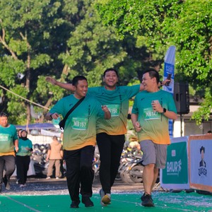Race photo from BAUR RUN 2025