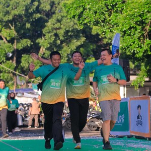 Race photo from BAUR RUN 2025