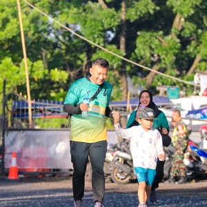 Race photo from BAUR RUN 2025