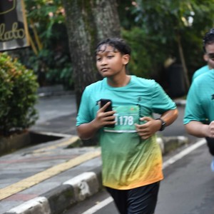 Race photo from BAUR RUN 2025