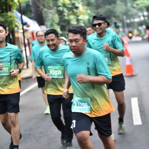 Race photo from BAUR RUN 2025