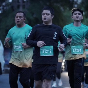 Race photo from BAUR RUN 2025