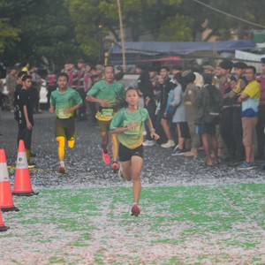 Race photo from BAUR RUN 2025