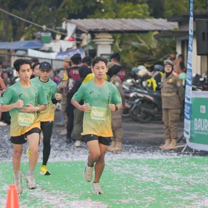 Race photo from BAUR RUN 2025