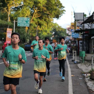 Race photo from BAUR RUN 2025