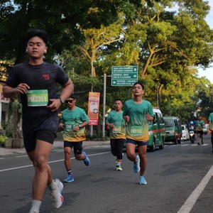 Race photo from BAUR RUN 2025