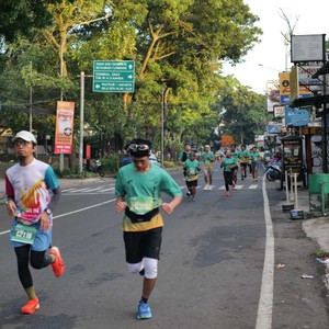 Race photo from BAUR RUN 2025