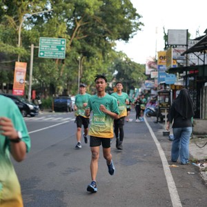 Race photo from BAUR RUN 2025