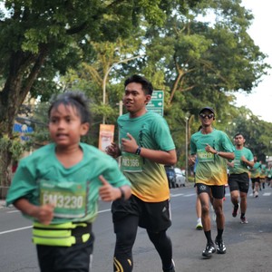 Race photo from BAUR RUN 2025