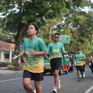 Race photo from BAUR RUN 2025