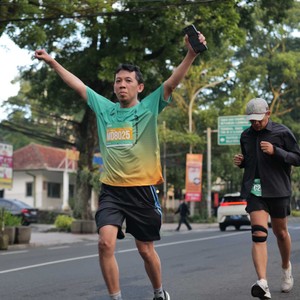 Race photo from BAUR RUN 2025
