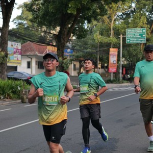 Race photo from BAUR RUN 2025