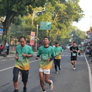 Race photo from BAUR RUN 2025