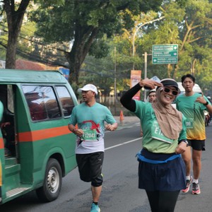 Race photo from BAUR RUN 2025