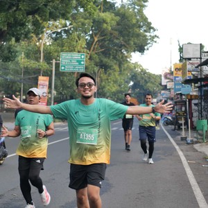 Race photo from BAUR RUN 2025