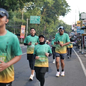 Race photo from BAUR RUN 2025