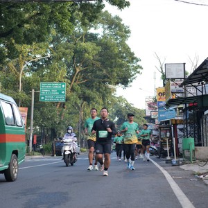 Race photo from BAUR RUN 2025