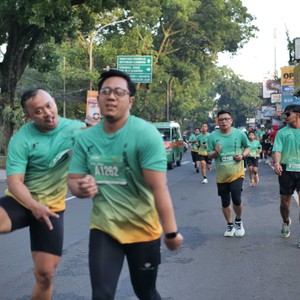 Race photo from BAUR RUN 2025