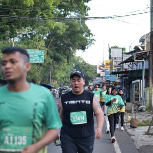 Race photo from BAUR RUN 2025